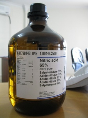 اسید نیتریک 65% واحد 2.5 لیتری کد 100443 مرک آلمان