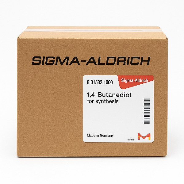 کارتن مقوایی قهوه‌ای با لوگوی مشکی Sigma-Aldrich و برچسب محصول 1,4-Butanediol شامل شماره کاتالوگ 8.01532.1000 و اطلاعات ساخت آلمان روی پس‌زمینه سفید