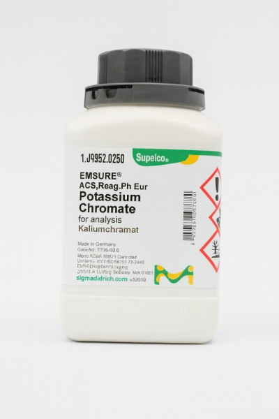 بطری پودر Potassium Chromate از برند مرک آلمان، گرید EMSURE برای آنالیز آزمایشگاهی، با برچسب Supelco و کد محصول 1.04952.0250، ساخت آلمان، دارای نمادهای هشدار خطر و لوگوی Merck روی پس‌زمینه سفید