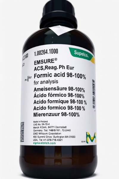 بطری اسید فرمیک ۹۸ تا ۱۰۰ درصد مرک آلمان (Formic Acid 98–100% Merck Germany) با برچسب EMSURE Supelco در زمینه سفید، مناسب برای تحلیل‌های آزمایشگاهی و صنعتی.