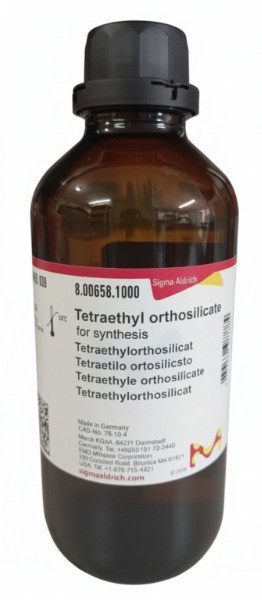 یک بطری شیشهای قهوهای رنگ از برند سیگما-آلدریچ که حاوی ماده شیمیایی تترا اتیل اورتوسیلیکات است و برچسب سفید اطلاعات محصول روی آن دیده میشود.