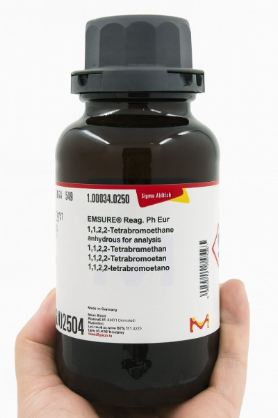 بطری قهوهای تیره حاوی 1,1,2,2-تتربرومواتان مرک آلمان با برچسب سیگما آلدریچ و کد 1.00034.0250 روی پسزمینه سفید