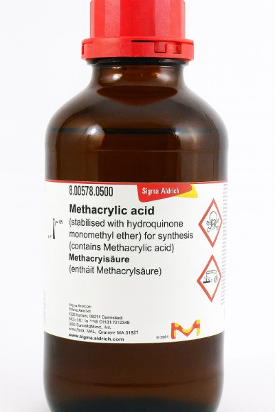 «بطری شیشه‌ای قهوه‌ای حاوی متاکریلیک اسید کد 8.00578.0500 سیگما آلدریچ | Methacrylic acid Sigma-Aldrich stabilised with hydroquinone monomethyl ether»