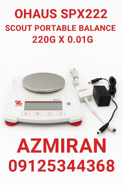 ترازوی دیجیتال Ohaus مدل SPX222 Scout با ظرفیت 220 گرم و دقت 0.01 گرم، همراه با آداپتور و کابل برق روی پس‌زمینه سفید، پوستر تبلیغاتی با نوشته قرمز و شماره تماس آزمیران 09125344368.