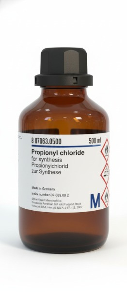 بطری قهوهای حاوی پروپیونیل کلراید (Propionyl chloride) مرک آلمان، محلول ۵۰۰ میلیلیتری با درپوش مشکی، محصول خالص برای سنتز شیمیایی
