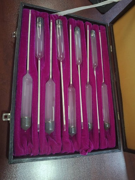 دانسی‌متر نفتی آزمایشگاهی 9 عددی با دامنه چگالی 650 تا 1010 kg/m³