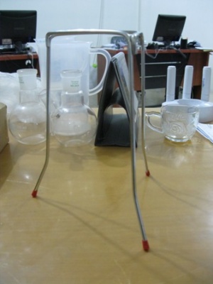 سه‌پایه فلزی بلند آزمایشگاهی ساخت ایران، مناسب قرارگیری توری نسوز و حرارت‌دهی یکنواخت ظروف آزمایشگاهی روی شعله مستقیم