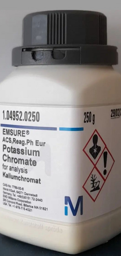 بطری ۲۵۰ گرمی ماده شیمیایی Potassium Chromate از برند مرک آلمان با کد 1.04952.0250، گرید EMSURE برای آنالیز آزمایشگاهی، دارای برچسب هشدار خطر و لوگوی Merck روی پس‌زمینه سفید